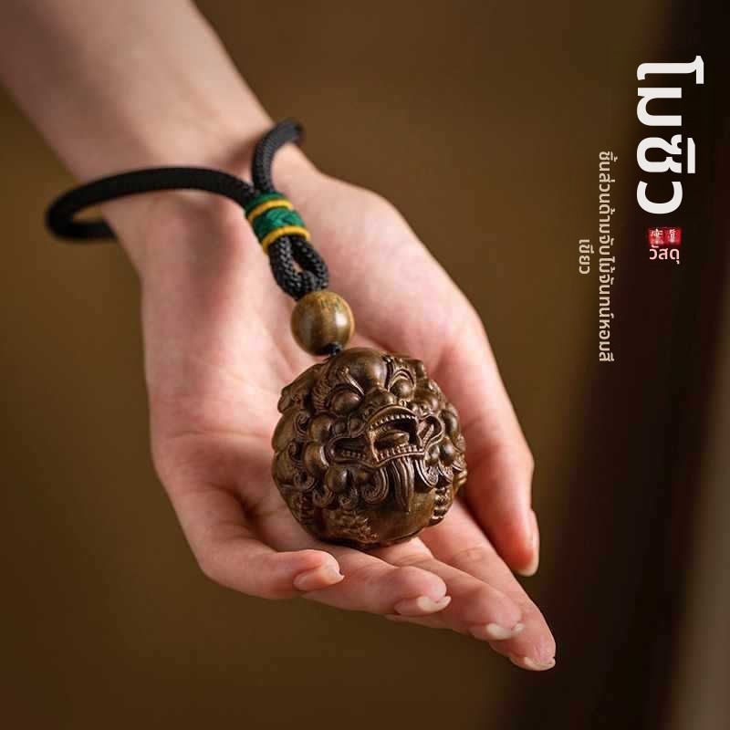 【สัตว์มงคลเรียกโชค】Pi Xiu (貔貅) สลักไม้มะฮอกกานีสีเขียวแท้ งานแกะสลักไม้ธรรมชาติ งานศิลปะตั้งโชคลาภ พกพาสะดวก ป้องกันภัย คุ้มครองผู้เป็นเจ้าของ