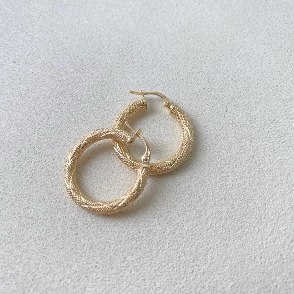 ต่างหูห่วงแบบด้าน MGOLD | ทองคำซาอุดีอาระเบีย 18K (สามารถจำนำได้) | ทองคำสีเหลือง
