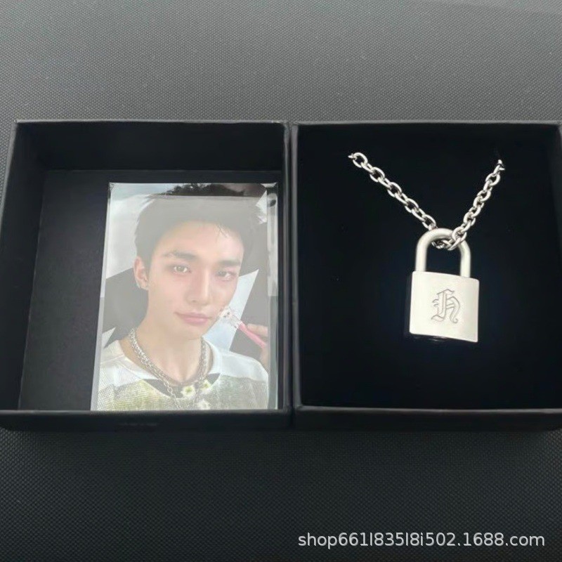 สร้อยคอล็อคสไตล์เดียวกันของ Stray Kids Huang Xuanchen แฟชั่นพังก์ ดีไซน์เฉพาะ พัดลมที่ระลึก 1PN2