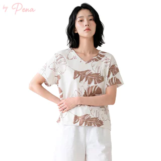 By Pena เสื้อยืดคอวีแขนสั้น ลายพิมพ์สไตล์โมเดิร์นกราฟิก (รุ่น BPTS052602)