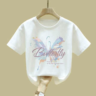 เสื้อแขนสั้นน่ารักตัวนี้มีลายผีเสื้อ เหมาะสำหรับเด็กๆ สวมใส่…