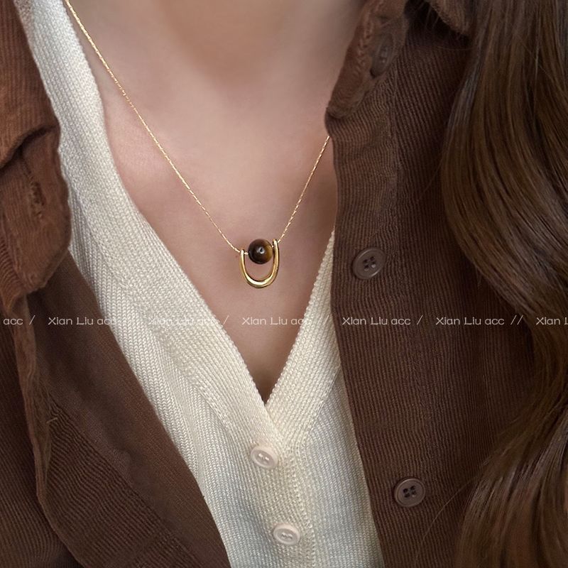 Simple Light Luxury Tiger Eye Stone สร้อยคอลูกปัดเดี่ยว Golden Horseshoe Shape จี้ Fine Chain สวมใส่