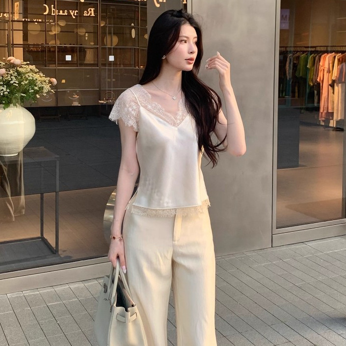เสื้อเชิ้ตแขนสั้นผ้าซาตินแต่งลูกไม้สำหรับผู้หญิง คอวี รูปที่ 5