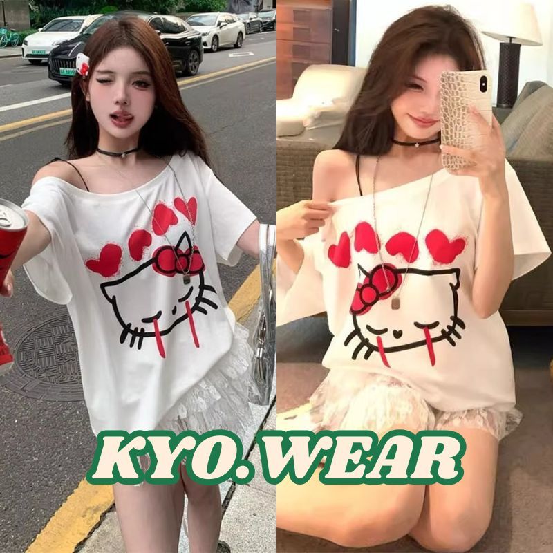 KYO   เสื้อแฟชั่น ปาดไหล่ ผู้หญิง ผ้าCOTTON โคตรนุ่ม พิมพ์ลาย “LOVE KITTLY” เสื้อยืด oversize สวมใส่สบาย【COD】