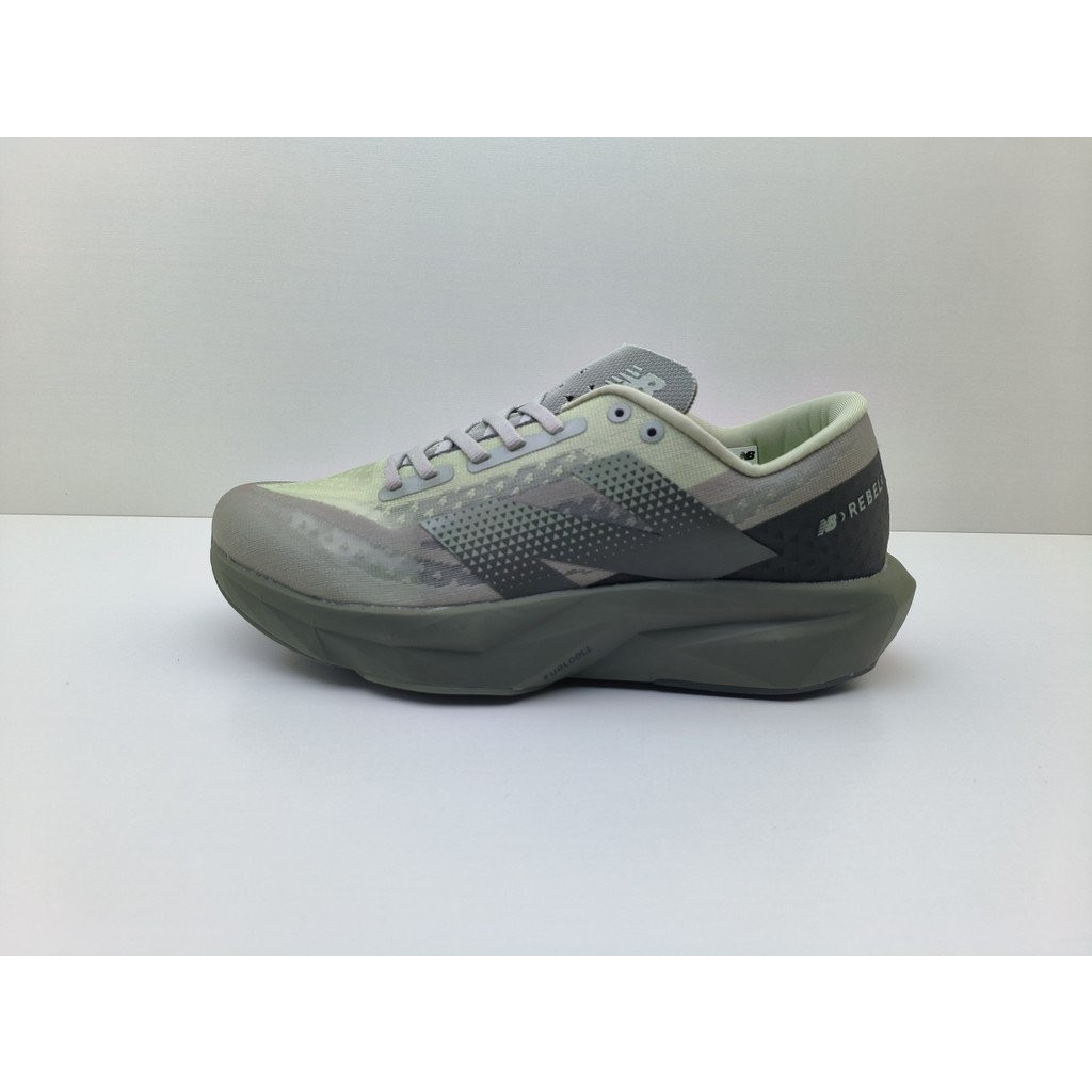 เหมาะสําหรับการแข่งขันมาราธอนรองเท้าวิ่งท้องถิ่นน้ําหนักเบา FuelCell Rebel V4 CKBJ