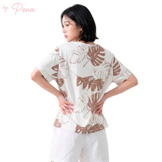 By Pena เสื้อยืดคอวีแขนสั้น ลายพิมพ์สไตล์โมเดิร์นกราฟิก (รุ่น BPTS052602)