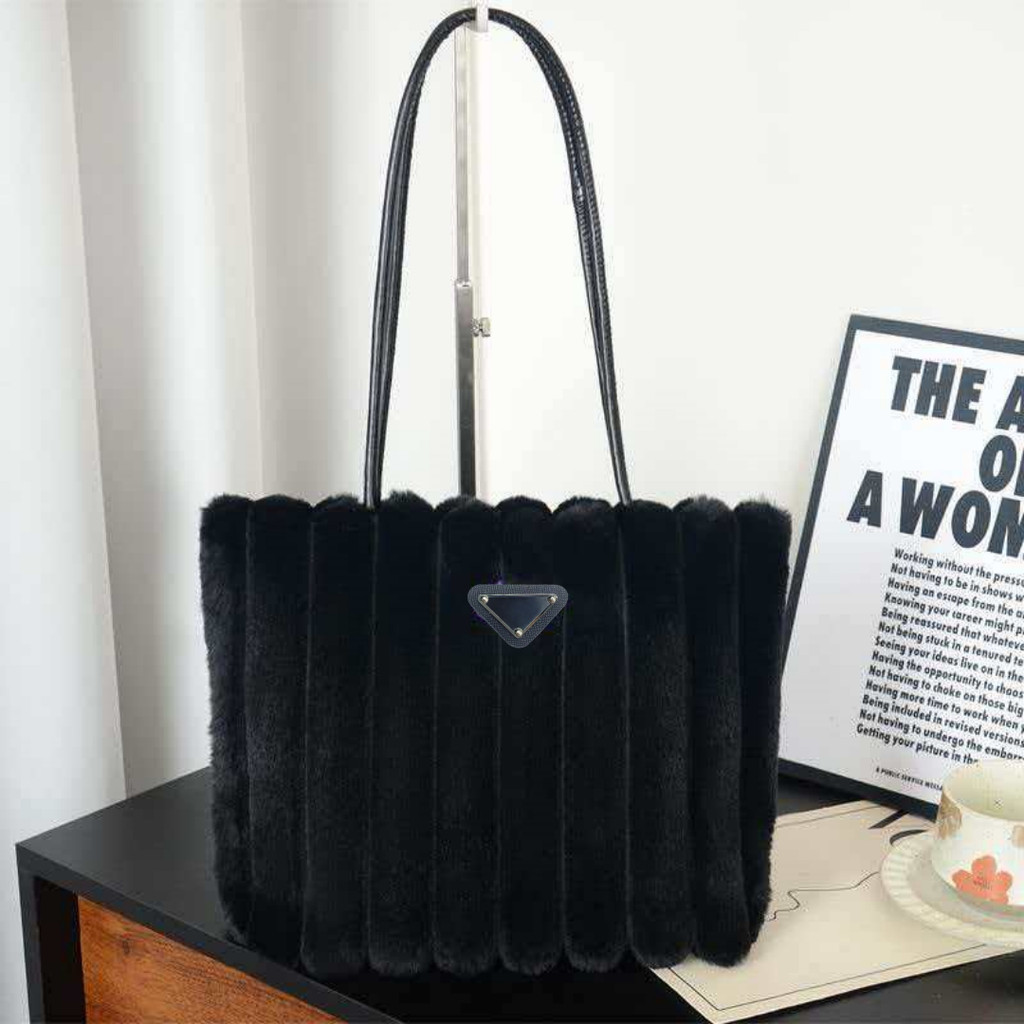 Triangle-badged Plush Underarm Bag อเนกประสงค์ Casual Tote กระเป๋าสะพายความจุขนาดใหญ่