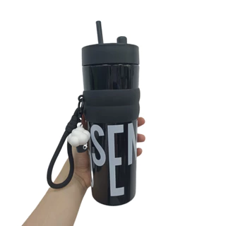 ღ 【ซื้อ 1 แถม 1】 ขวดน้ำกันรั่วซึม 900 มล. พร้อมหลอดดูดและเชือกสำหรับพกพา เหมาะสำหรับเดินทางและเล่นกีฬา