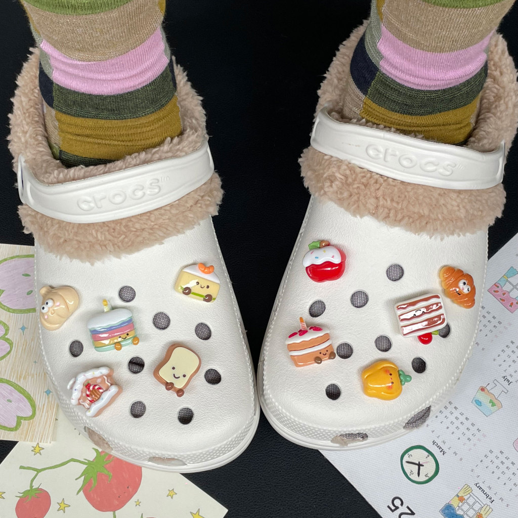 รูอุปกรณ์รองเท้า2025เค้กแสดงออกใหม่น่ารักสร้างสรรค์รองเท้าหัวเข็มขัดทําเองเหมาะสําหรับจระเข้รองเท้าหัวเข็มขัดที่ถอดออกได้รองเท้ารูหัวเข็มขัดบุชชรองเท้าจื้อบิซิงอินรองเ - รูปที่ 5