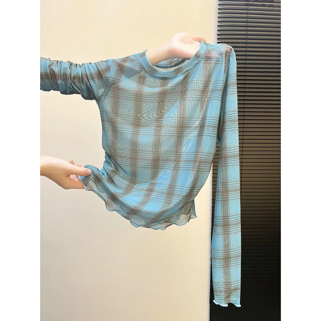 amber*เสื้อยืดสไตล์เกาหลีแขนยาวลายตารางสีฟ้า-น้ำตาล คอกลม ผ้าตาข่าย ขอบเสื้อคลื่น ทรงรัดรูปดูผอม ใส่คู่กับเสื้อได้