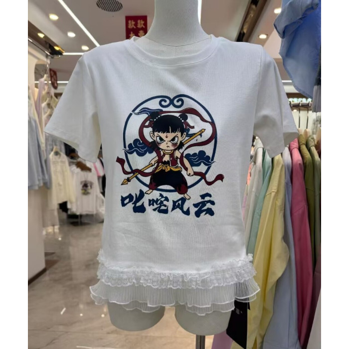 COD Nezha การ์ตูนพิมพ์รอบคอลูกไม้ Hem เสื้อยืดแขนสั้นผู้หญิง 2025 ฤดูร้อนสไตล์ใหม่สวมใส่ด้านใน Slim-