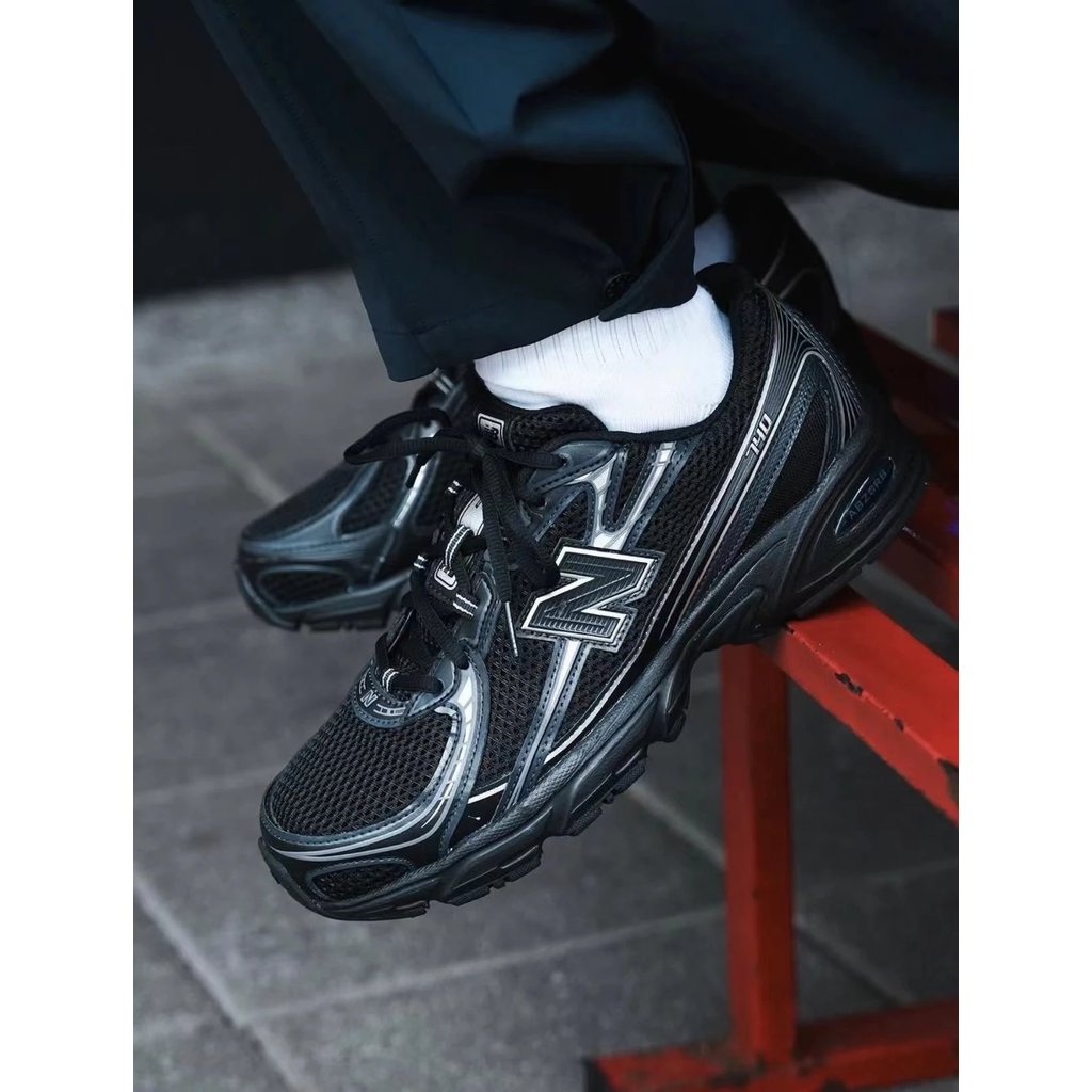 นิวบาลานซ์ 740 รองเท้าย้อนยุคสำหรับกีฬาและการสวมใส่ในชีวิตประจำวัน ออกแบบมาเพื่อทั้งผู้ชายและผู้หญิง