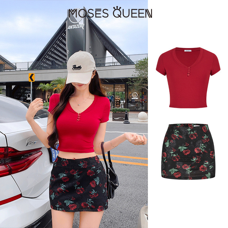 < MOSESQUEEN > Purely หลงใหลเสื้อยืดแขนสั้นคอปกครึ่งเปิดสาวฮอตกระชับสัดส่วนและเสริมรูปร่าง กระโปรง มิดิ ดอกไม้ย้อนยุคสไตล์ฮ่องกงกับชายสั้น #63721+63736