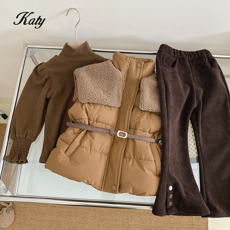 พร้อมสต็อก เกาหลีรุ่นสาวฤดูหนาวชุดเด็กผ้าฝ้ายหนาขนาดใหญ่ปกเสื้อกั๊กสั้น+คอสูงทุกการแข่งขัน จุดต่ําสุด เสื้อ+หนากางเกงบานสามชิ้นแฟชั่นสาวอบอุ่นน่ารักแฟชั่นสูทเด็กฤดูใบไม้ร่วงฤเสื้อผ้าเด็กผู้หญิง