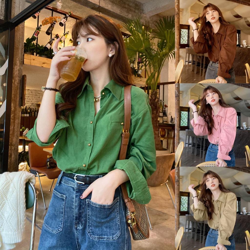 Chili Koko เสื้อเชิ้ตแขนยาวผ้าลูกฟูกสีเขียวคริสต์มาสสำหรับผู้หญิงดีไซน์ปกคอกระดุมทองสไตล์วินเทจ W696