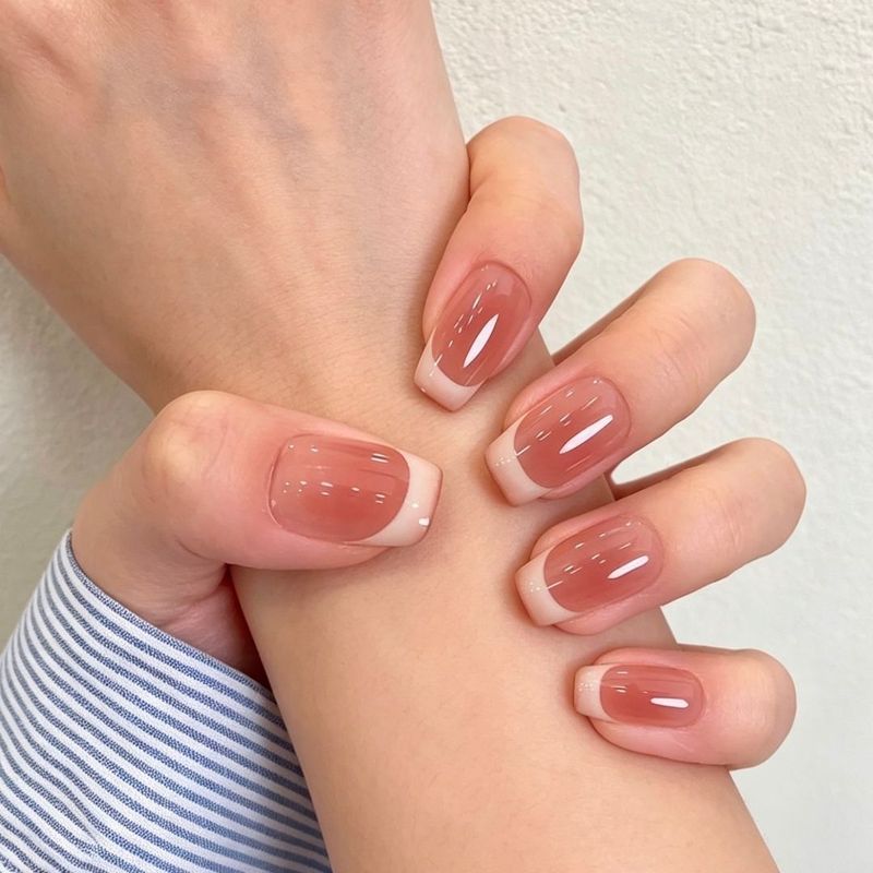 【 Press on Nail 【เจลลี่นมพีชขาว】สีพื้นชมพูนู้ดพีชขาวใส พร้อมขอบสีขาวน้ำนมแบบฝรั่งเศส เส้นสายเรียบเนียน ช่วยลดอายุ พร้อมเล็บปลอมแบบถอดได้