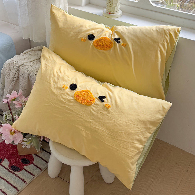 ปลอกหมอนลายลูกเป็ดน่ารัก งานปักฟูฟ่อง ขนาด 48×74cm นุ่มสบาย เหมาะกับบ้านและหอพัก