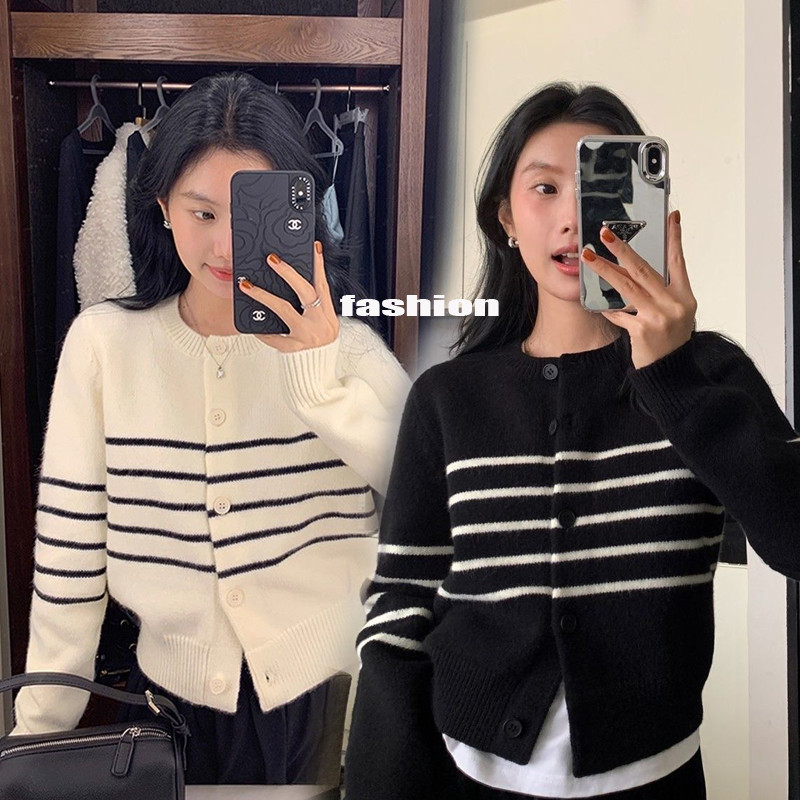 Dahong💛 N109 เสื้อคาร์ดิแกนกันหนาว ผ้าถัก ลายทาง ทรงสวย ดีไซน์เรียบหรู ใส่สบาย ยืดหยุ่นได้เยอะมาก แล