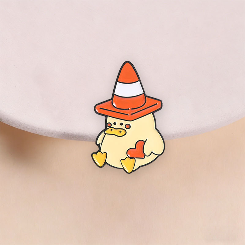 Kawaii เป็ดการจราจรกรวยหมวกเคลือบ Pin น่ารักเป็ดสีเหลืองเข็มกลัด Quirky Aanimal Lapel Badge ชุดอุปกรณ์เสริมเครื่องประดับ