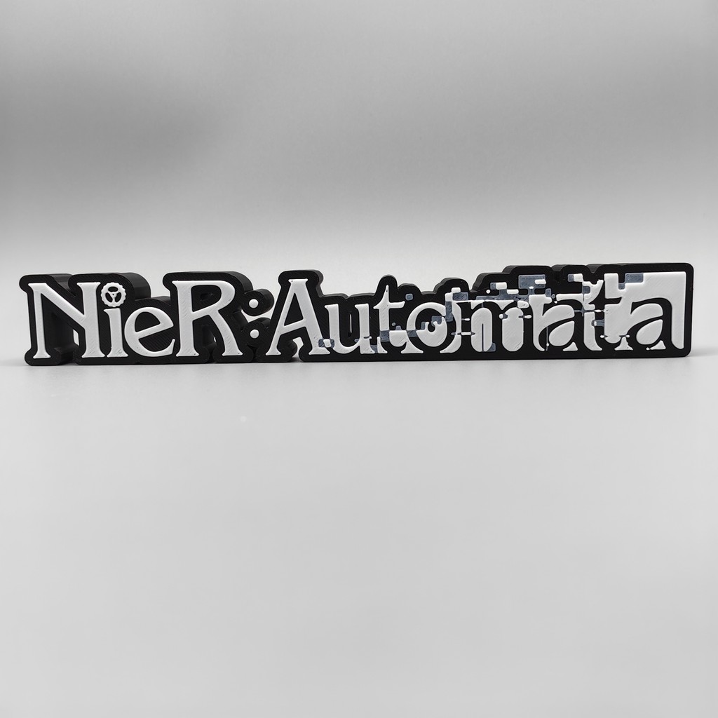 Nier Mechanical Era Nier 2B Miss โลโก้สามมิติตัวอักษรขาตั้งเครื่องประดับโลโก้