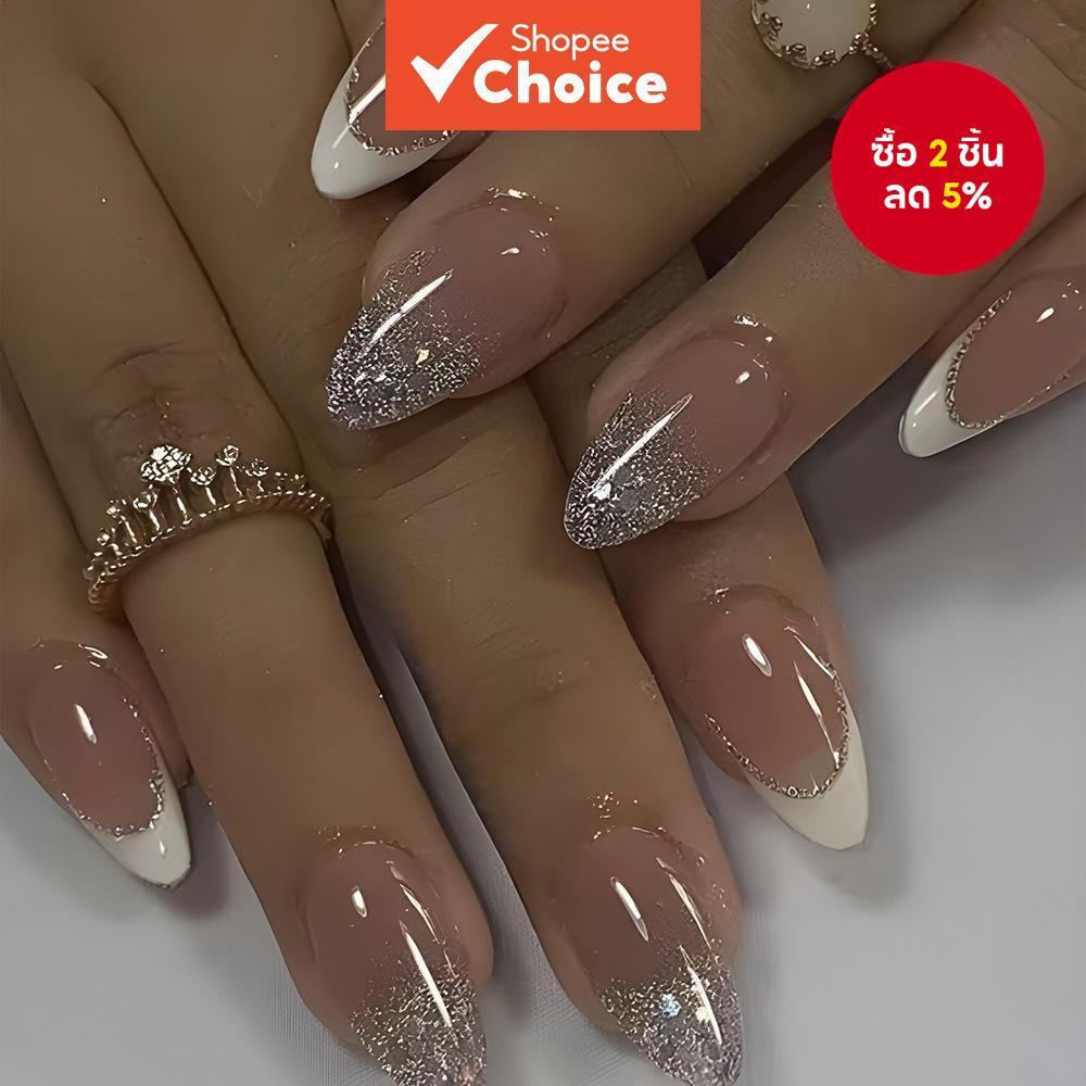 24 ชิ้น เล็บปลอมรูปอัลมอนด์สีขาวขอบน่ารักเรียบง่ายแบบแฟนซีพร้อมกลิตเตอร์ เหมาะสำหรับงานแต่งงานวันหยุด