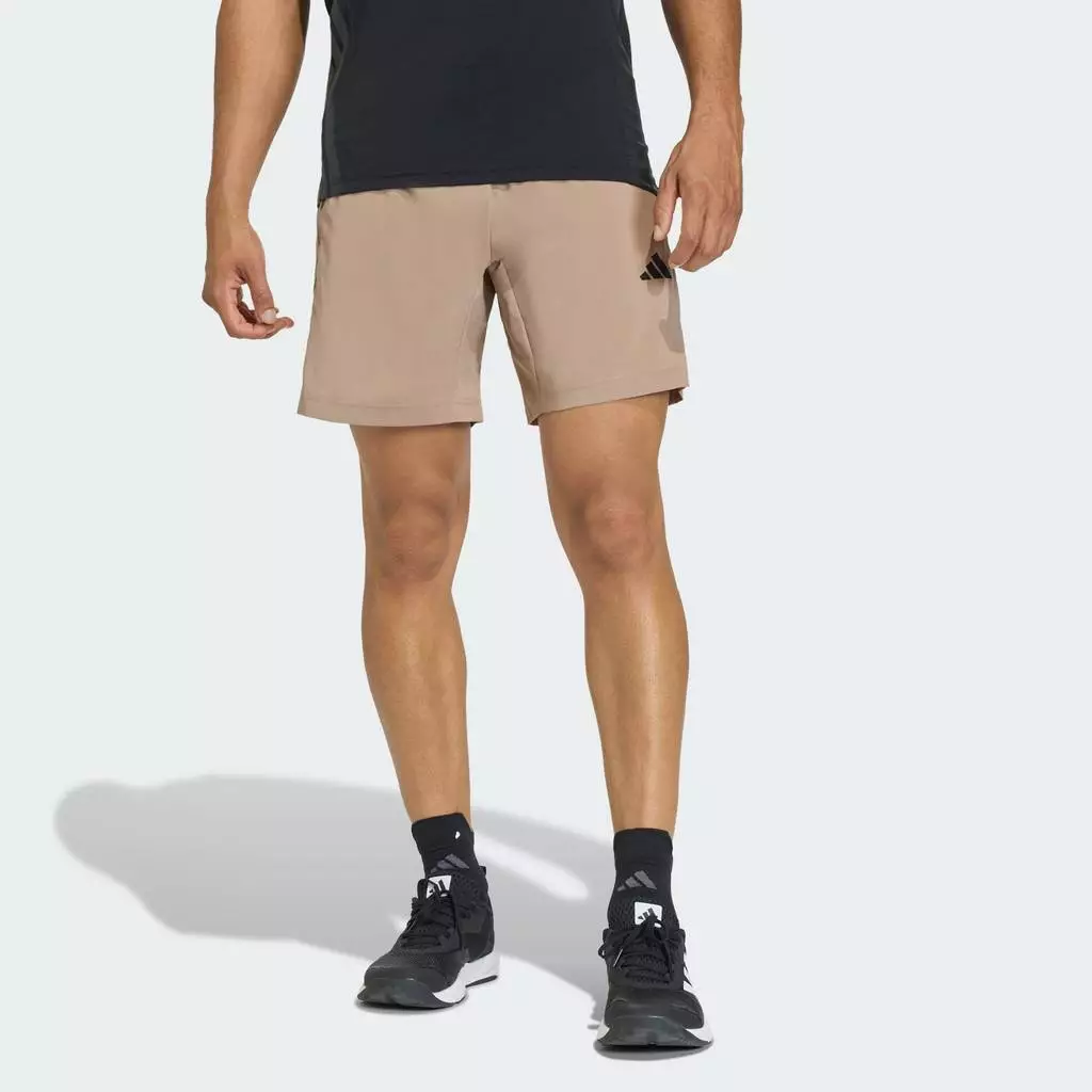 adidas Gym & Training กางเกงขาสั้นผ้าทอ WORKOUT ESSENTIALS BASE ผู้ชาย สีน้ำตาล KD2954