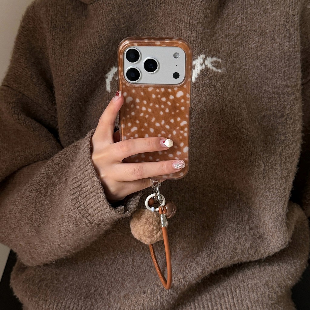 หรูหราสีน้ําตาลกวางจุดเคสโทรศัพท์ที่มีก้อนขนจี้หนังโซ่สําหรับ ไอโฟน 17 16 15 14 มือโปร สูงสุด กันกระแทกฝาครอบป้องกัน