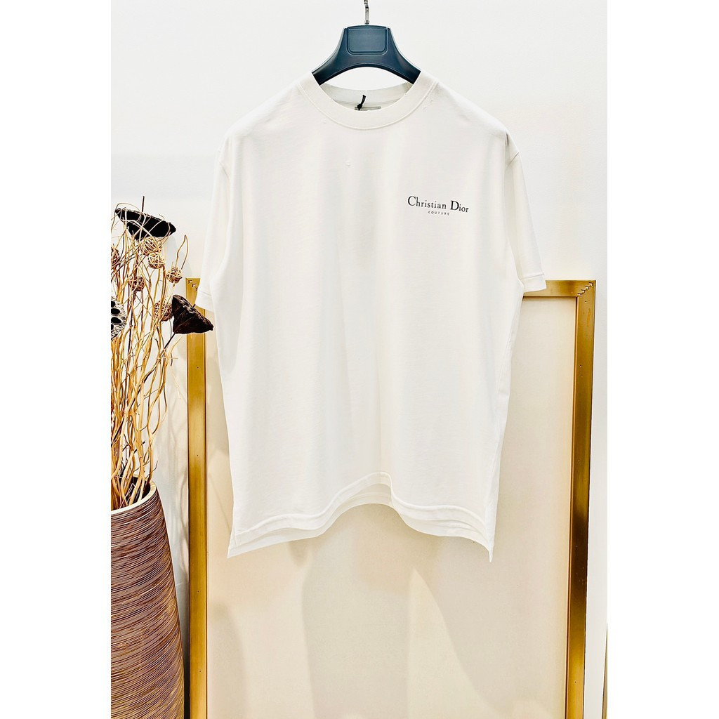2026Dior ผู้ชายผู้หญิงเสื้อยืดพิมพ์เสื้อยืดหลวมเสื้อยืดแขนสั้นกีฬาสไตล์อเมริกัน 100 ผ้าฝ้ายแท้ Casual Retro PL0Y