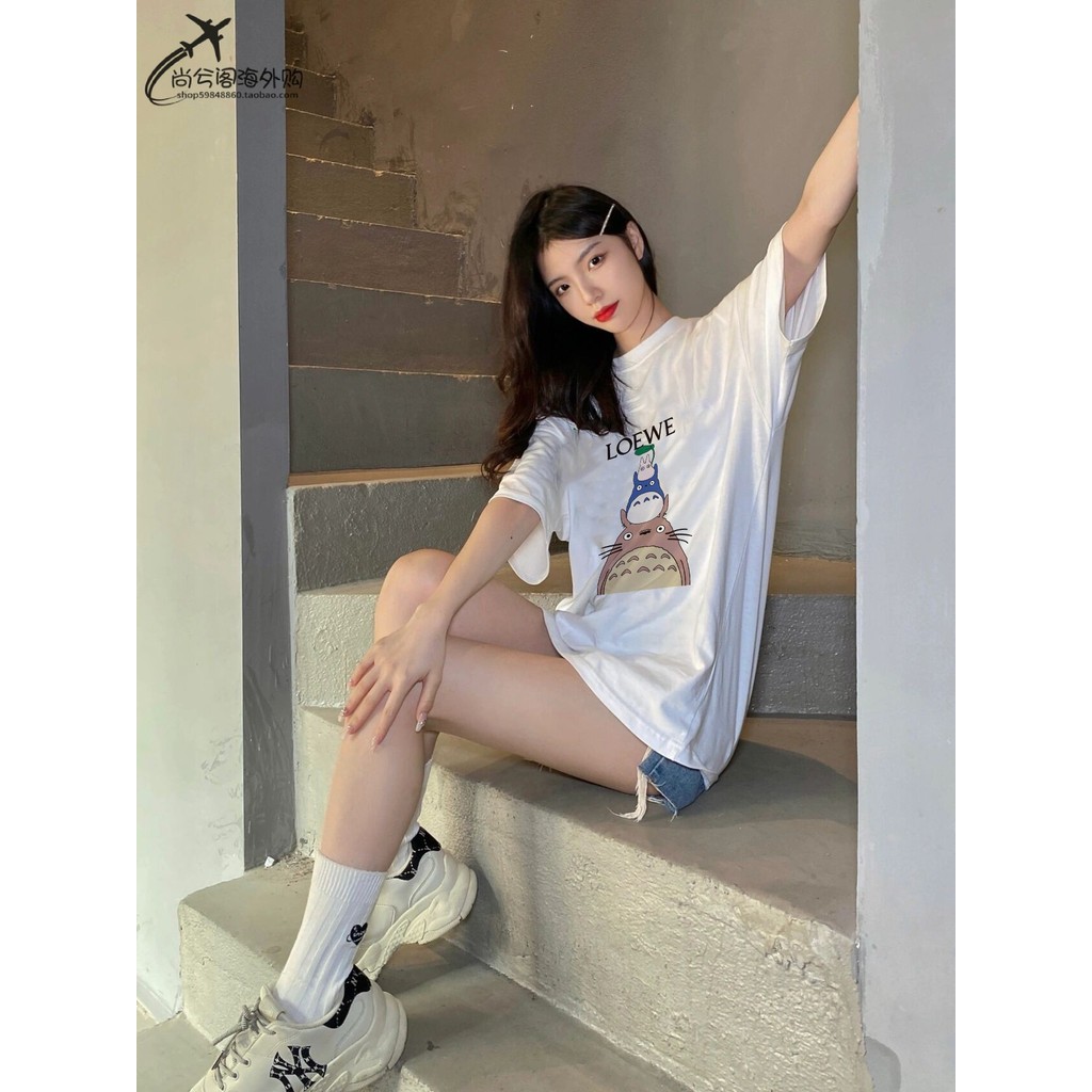 คลังสินค้าพร้อม LOEWE/LOEWE 23SS สไตล์ใหม่เพื่อนบ้านของฉัน Totoro การ์ตูน Series โลโก้พิมพ์ลําลองแขน