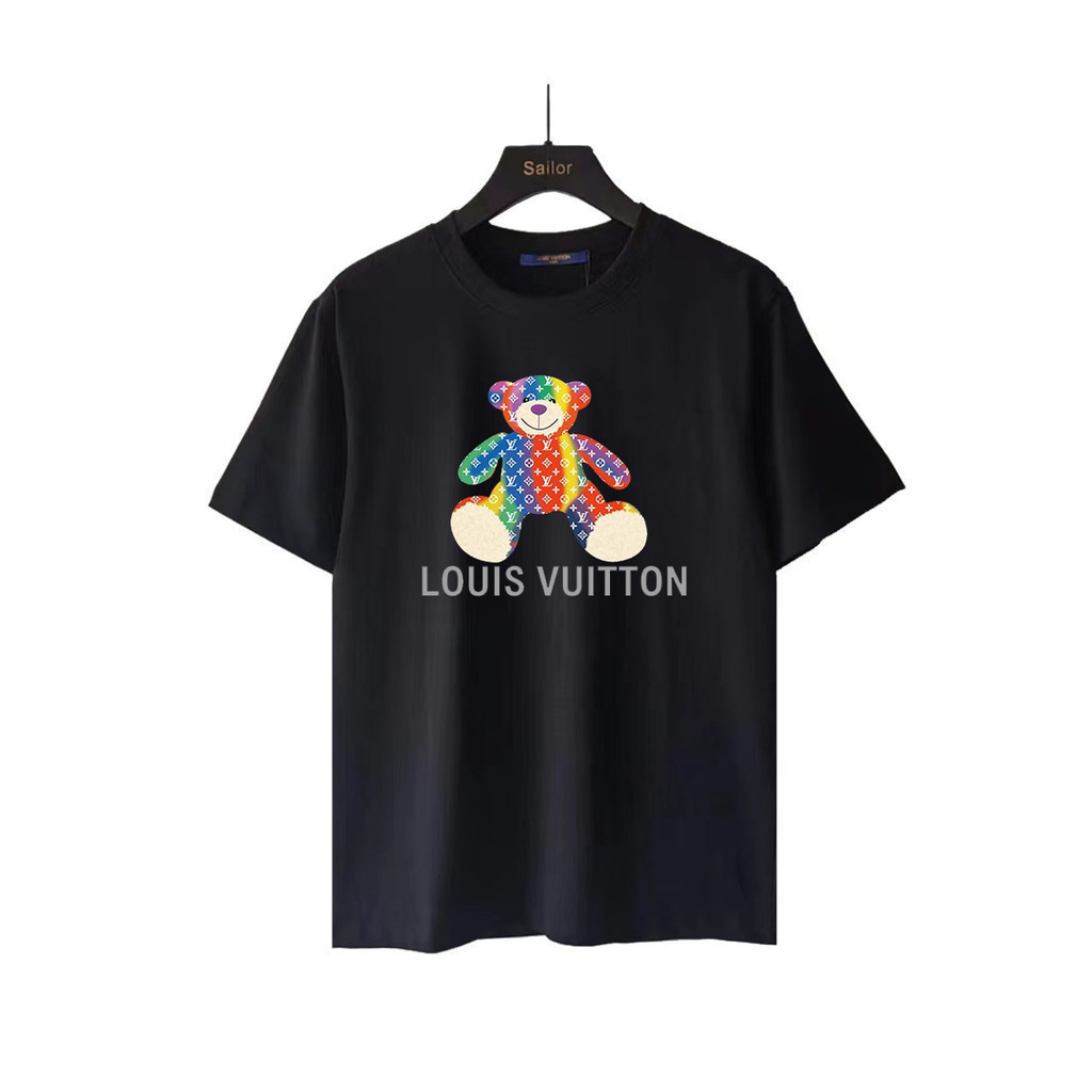 LOU * IS VUIT * TON/L * V/2026 ต้นฤดูใบไม้ผลิสไตล์ใหม่เสื้อยืดแขนสั้นผู้ชายผู้หญิงคู่สไตล์ Street สไ