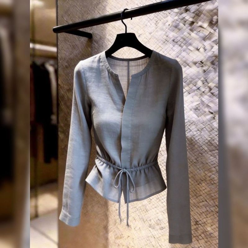 สถานียุโรป Simple Slim-fit แคบ-เอว Lace-Up เสื้อแขนยาวผู้หญิง 2026 ฤดูร้อนสไตล์ใหม่สีทึบ