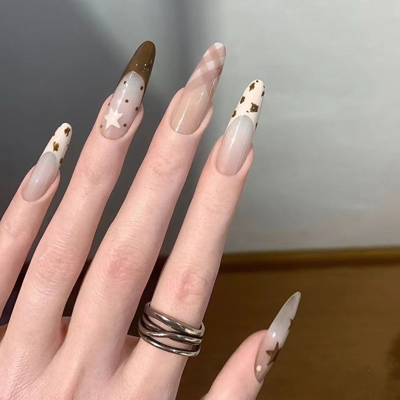 [สีน้ําตาล หญิง ซิงฉี] สวมใส่เล็บฤดูใบไม้ร่วงฤดูหนาวรูปแบบใหม่อารมณ์ไวท์เทนนิ่งสไตล์ใหม่สไตล์ร้อนดาวลายสไตล์ร้อนฤดูใบไม้ร่วงเล็บแพทช์กดปลอ