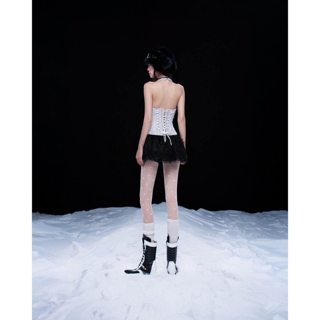 So Dáte.Club - ชุดคอร์เซ็ทคล้องคอ Snow Bear และชุดกระโปรงขนเทียมสีดํา - รูปที่ 2