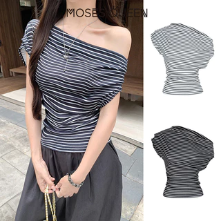 < MOSESQUEEN > เสื้อ V-Neck แบบสกรีนที่ตัดออกจากไหล่ ดีไซน์เรียบง่าย กระโปรงเอวแคบที่ช่วยให้รูปร่างเพรียว และเสื้อเชิ้ตแขนสั้น #63636