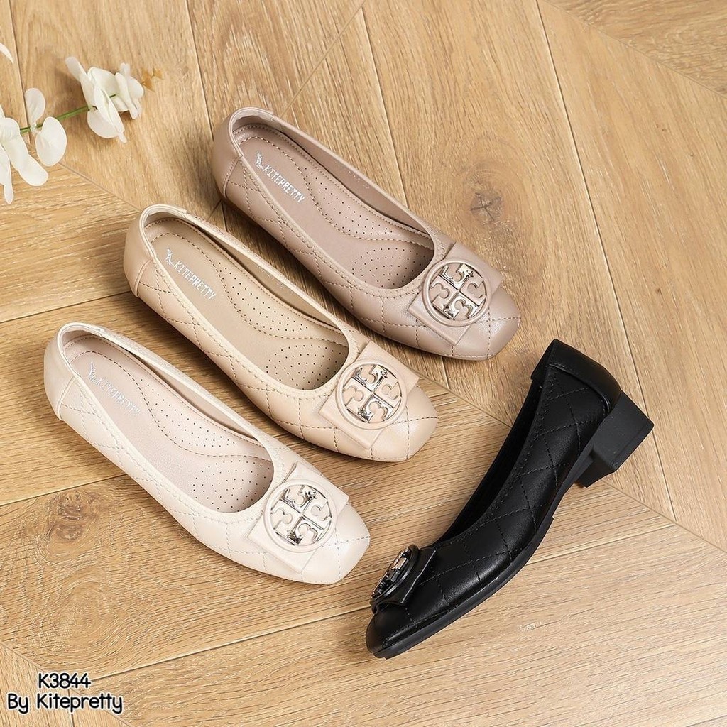 พร้อมส่งจากนน รองเท้าคัทชู หน้าโทรี่ รุ่น K3844 ส้นเตี้ย 1 นิ้ว หัวมน/หัวตัด ดีไซน์ลายควิลท์ ประดับอะไหล่แฟชั่น