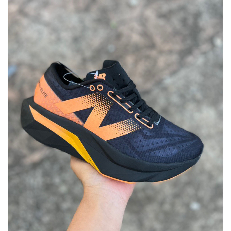 รองเท้าวิ่ง FuelCell SC Elite V4 สไตล์สำหรับทุกคน