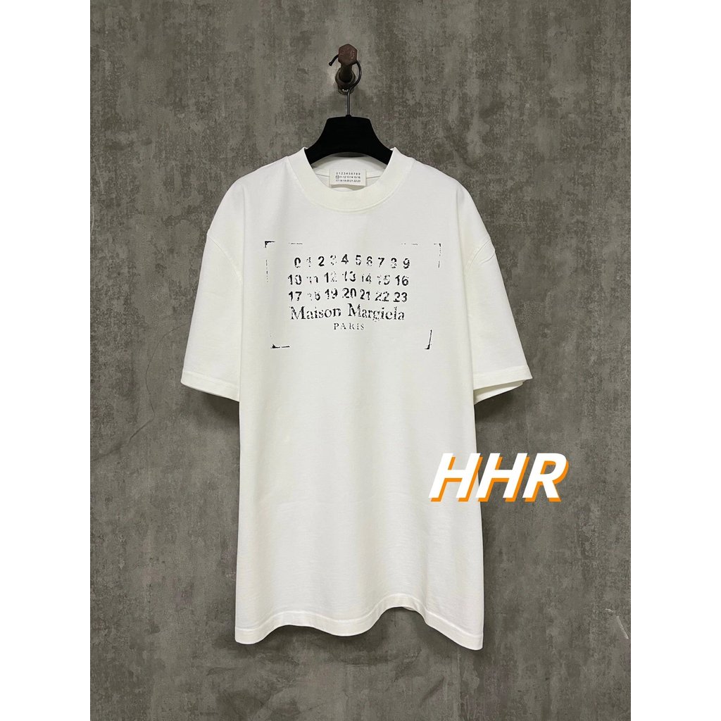 [รุ่นที่ถูกต้อง] M Gila Heavyweight 400g สไตล์คลาสสิก mm6 25ss โลโก้พิมพ์รอบคอตรงแขนสั้นเสื้อยืดผู้ช