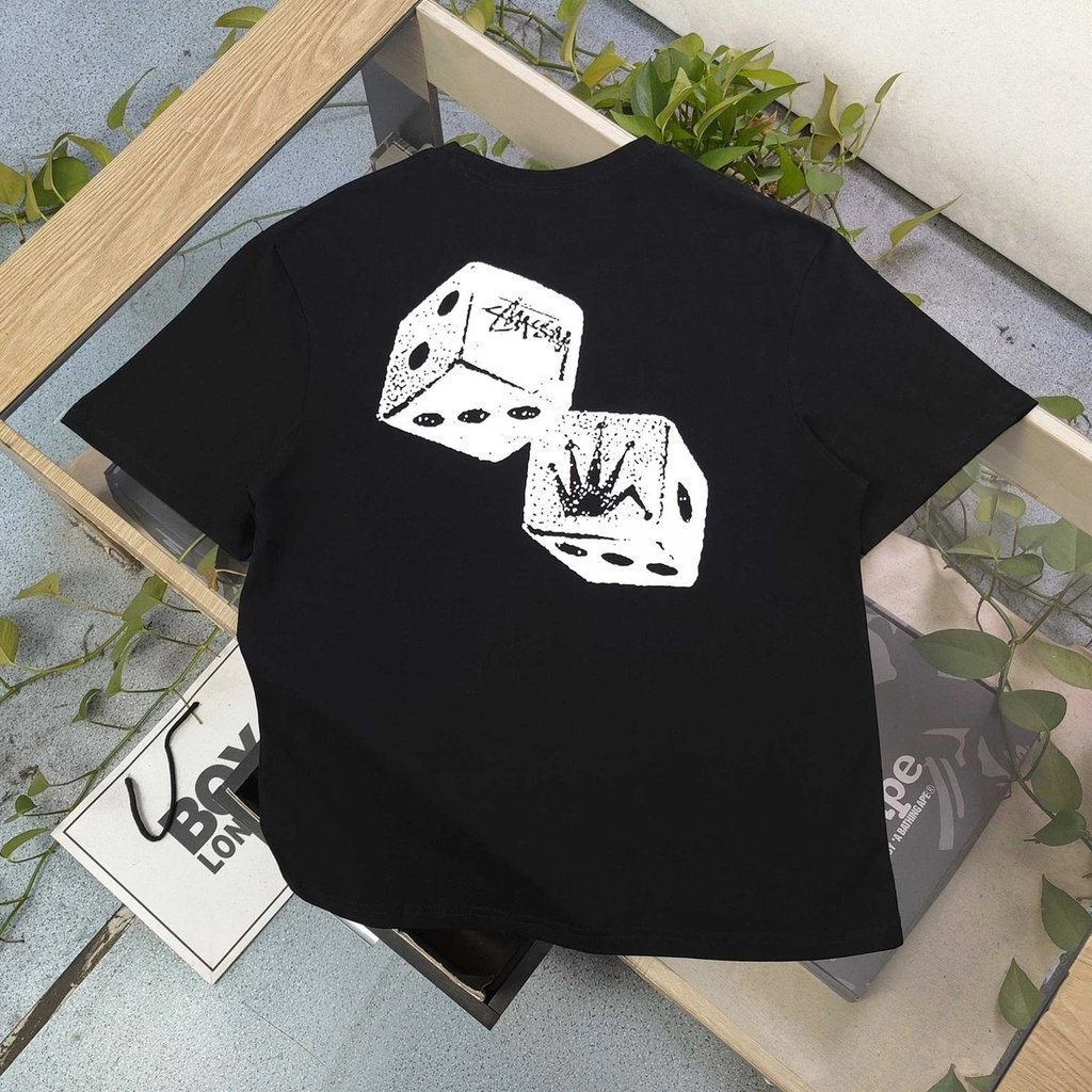 ดื้อรั้น/ดื้อรั้น 2026ต้นฤดูใบไม้ผลิสไตล์ใหม่แขนสั้นเสื้อยืดชายหญิงคู่สไตล์แสงหรูหรารอบคอสไตล์อเมริก