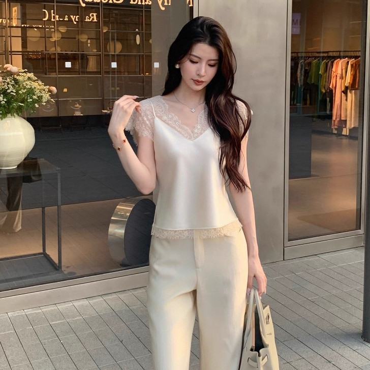 เสื้อเชิ้ตแขนสั้นผ้าซาตินแต่งลูกไม้สำหรับผู้หญิง คอวี รูปที่ 4