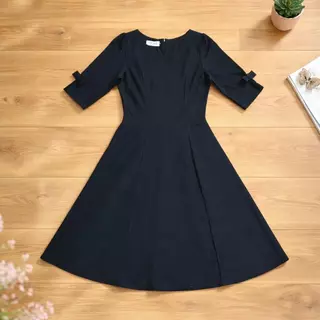 (KP28) Emily Dress - เดรสคอกลมแขน3ส่วน มีดีเทลโบว์น่ารักตรงแขน *มีกระเป๋า ยาว40นิ้ว ผ้าSnowCandy