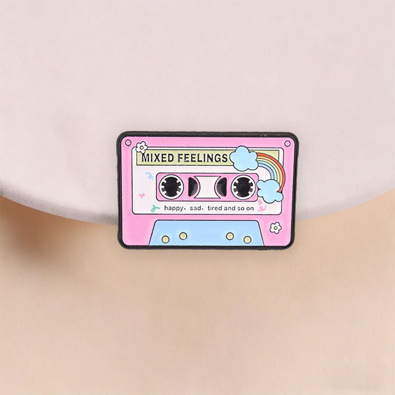 Retro Cassette "ความรู้สึกผสม" เคลือบ Pin Encouraging Quote เข็มกลัดสําหรับสุขภาพจิต Lover ป้ายปกเฉพาะสําหรับเป้สะพายหลัง
