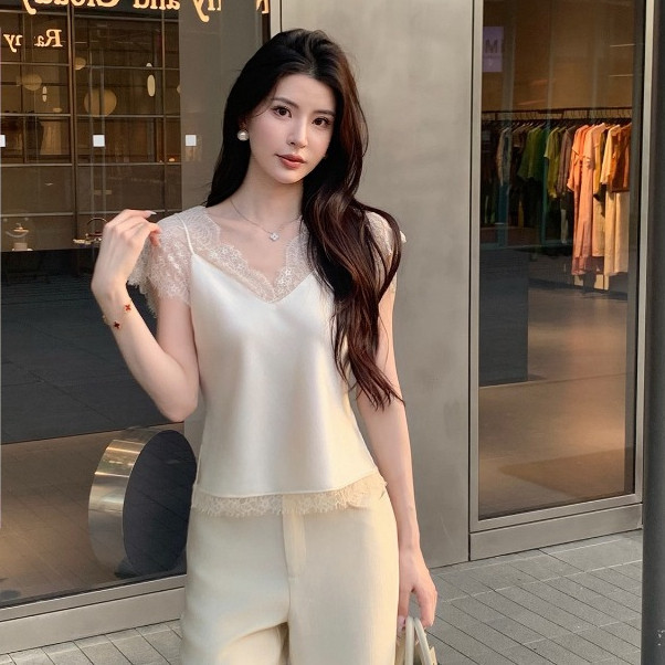 เสื้อเชิ้ตแขนสั้นผ้าซาตินแต่งลูกไม้สำหรับผู้หญิง คอวี รูปที่ 2