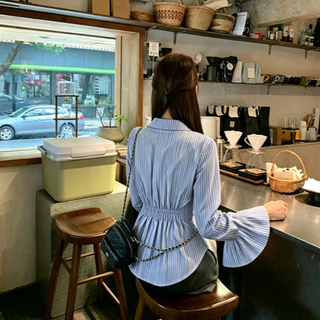Bella Shop เสื้อเชิ้ตแขนยาวแฟชั่นสำหรับผู้หญิง เสื้อเชิ้ตลายทางสีน้ำเงินแขนบาน สไตล์สลิมฟิต สไตล์เกาหลี ทรงสวย