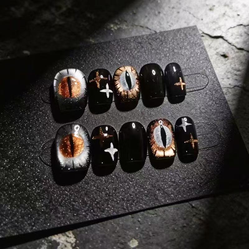 เล็บปลอม 10 ชิ้น [Magic Eye Dark Night] พร้อมสีพื้นเข้มและเท่ จับคู่กับลวดลายตาปีศาจสามมิติ สติ๊กเกอร์ตกแต่งเล็บที่สวยงามและสามารถลอกออกได้ มาพร้อมกาวในตัว