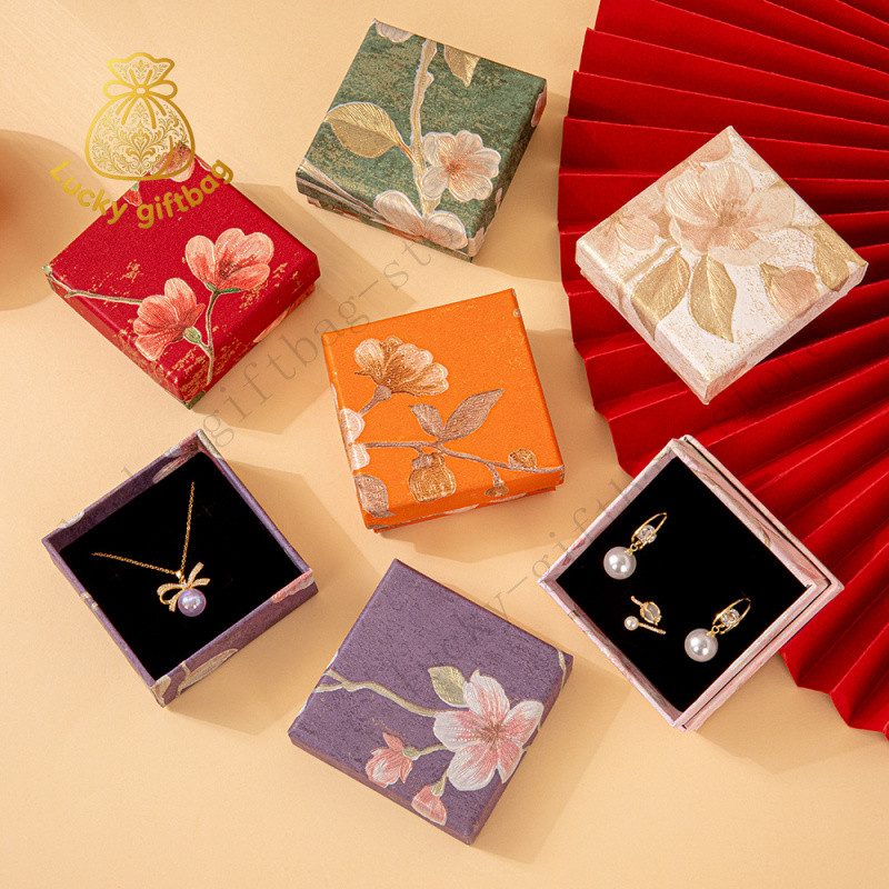 กล่องเครื่องประดับลายดอกไม้นูนต่ำสไตล์จีน/ฝาครอบสวรรค์โลกใส่สร้อยคอแหวนกำไล/กล่องของขวัญคราฟท์/ของชำร่วยงานแต่งงานวันวาเลนไทน์วันเกิดคริสต์มาสวันแม่ (พร้อมส่ง)
