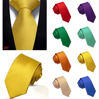 ผู้ชายสีทึบเนื้อดีผูกเหมาะสําหรับจัดเลี้ยงธุรกิจอย่างเป็นทาง…