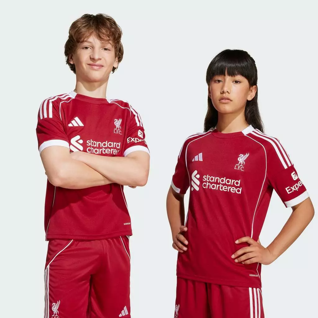 adidas ฟุตบอล เสื้อฟุตบอลชุดเหย้า Liverpool FC 25/26 เด็ก สีแดง JV6436