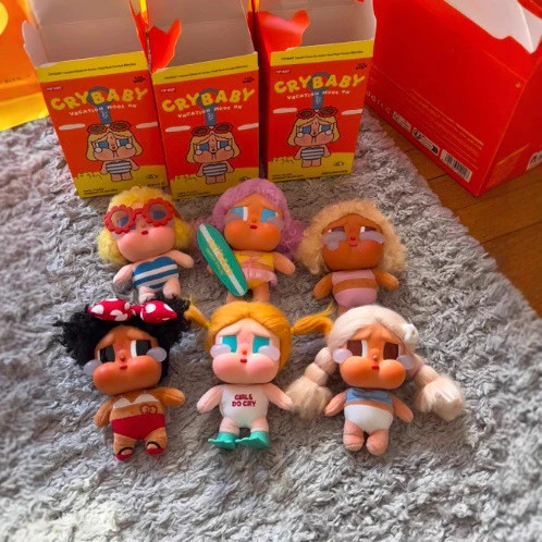 Pop Mart CRYBABY Crying Baby Vacation Mode On Series ตุ๊กตาไวนิลจี้ของขวัญกล่องลึกลับ