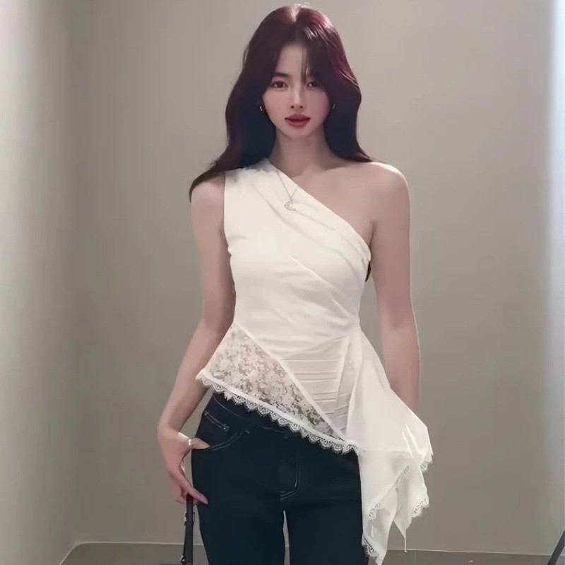 NOVA-เสื้อยืดสตรี แขนกุด ประเภทไหล่เอียง สีทึบ ประกบลูกไม้ ประเภทรุ่น Slim Fit ผิดปกติ เรียบง่าย อารมณ์ แฟชั่นเวอร์ชั่นเ