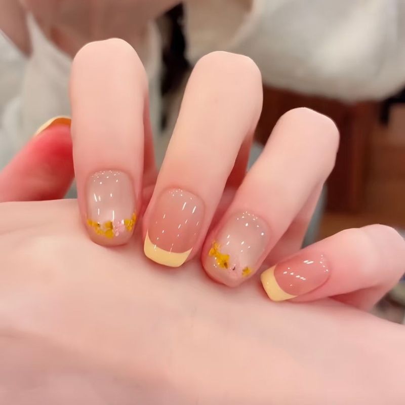 【ฮันนี่โพเมโล โกลด์ฟอยล์】รองพื้นสีเนื้อใส, สีเหลืองครีม, สไตล์ฝรั่งเศส, ช่วยเพิ่มความกระจ่างใสและลดอายุผิว, ให้ความรู้สึกหรูหรา, พร้อมเล็บปลอมที่ถอดออกได้